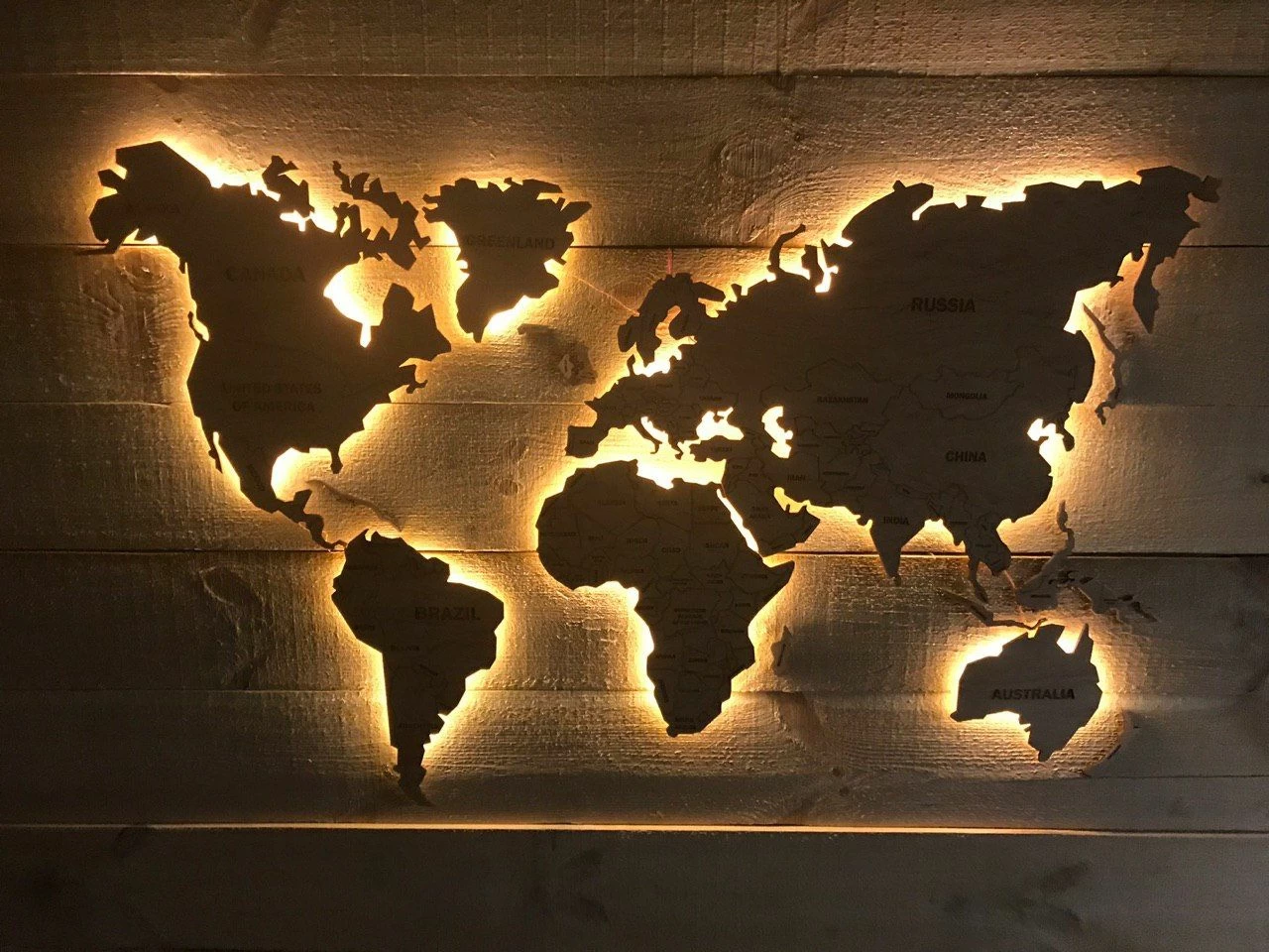 Лучшие причины купить карту мира на стену с подсветкой