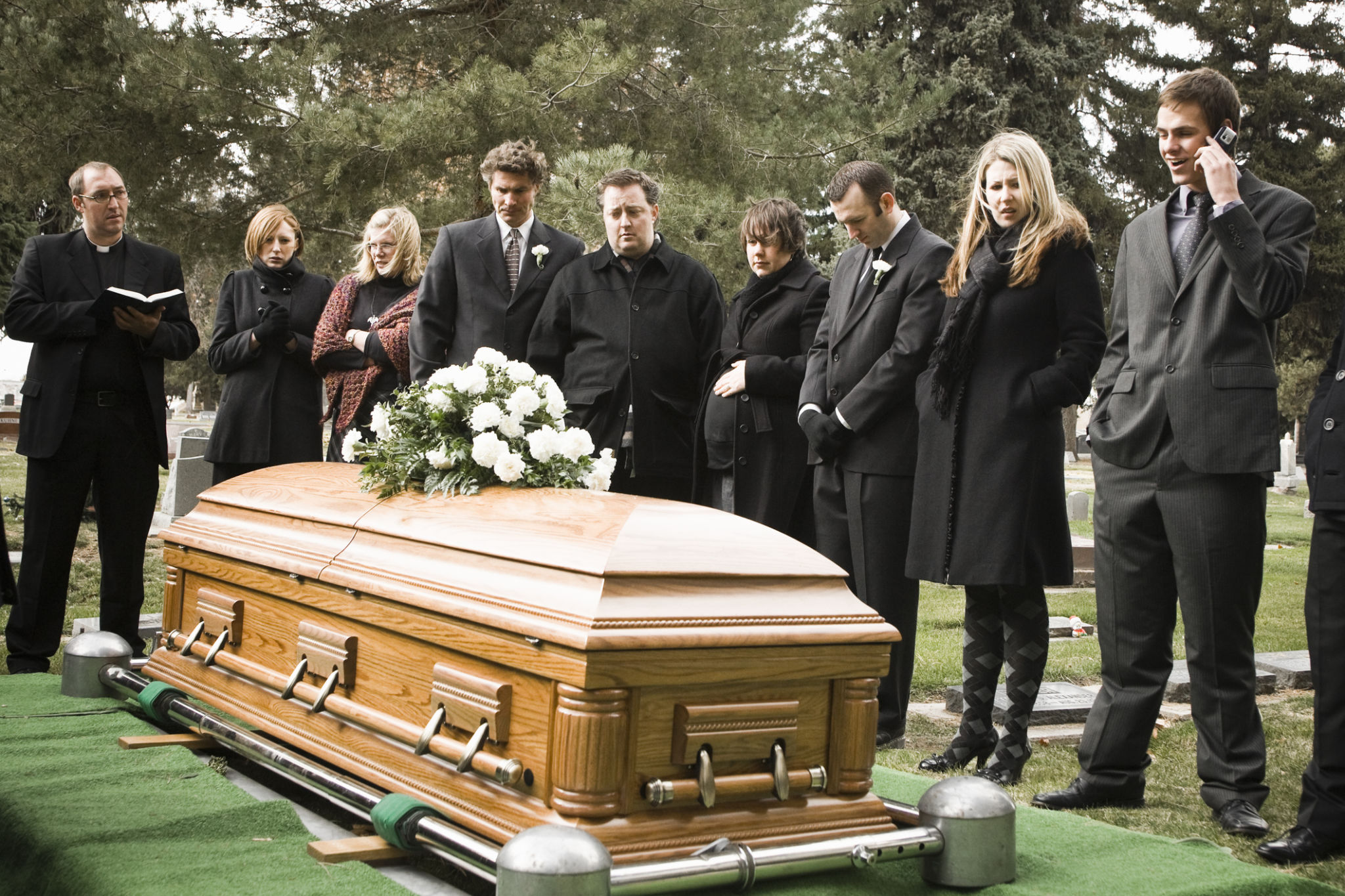 Почему вам стоит заказать проведение элитных похорон