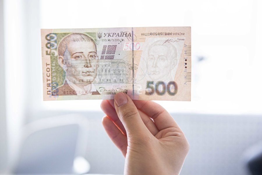 Чому українці знову повертаються до готівки: психологія “живих грошей” у 2025 році